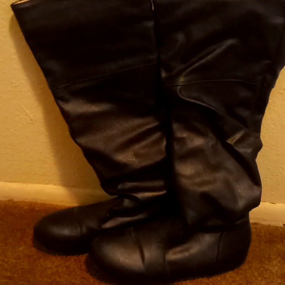 Really nice flat barely worn Pleather Boots